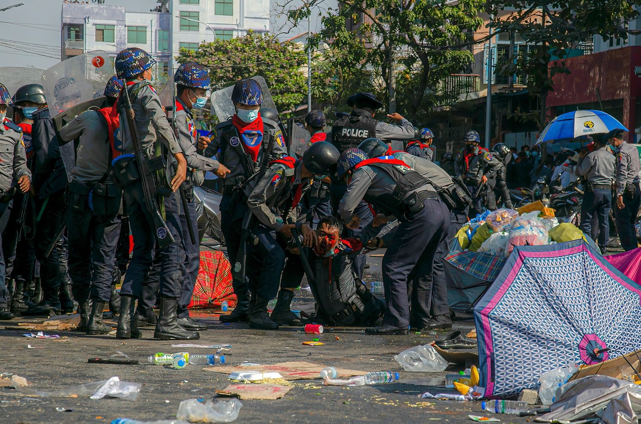 Myanmar: Poliţia a intervenit în forţă asupra protestatarilor. Mai multe persoane au fost rănite - Imaginea 2