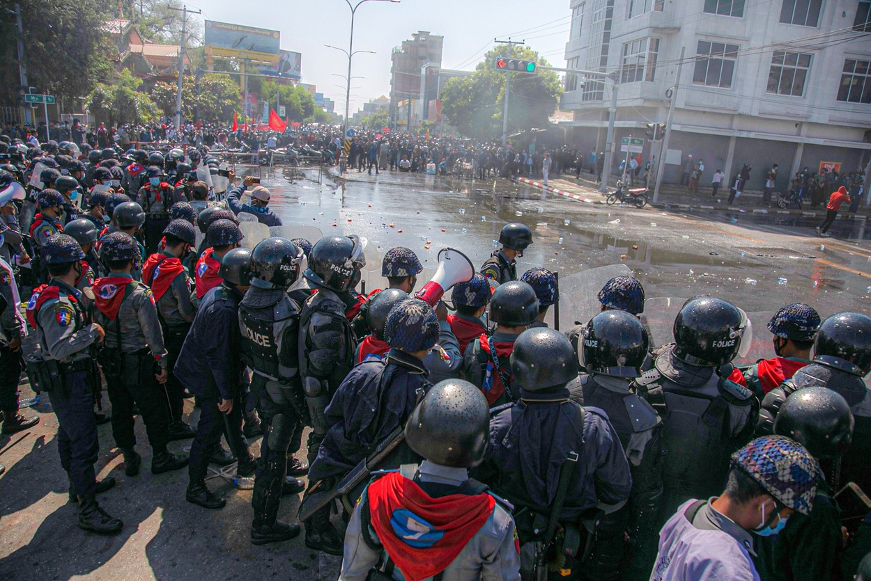 Myanmar: Poliţia a intervenit în forţă asupra protestatarilor. Mai multe persoane au fost rănite - Imaginea 4