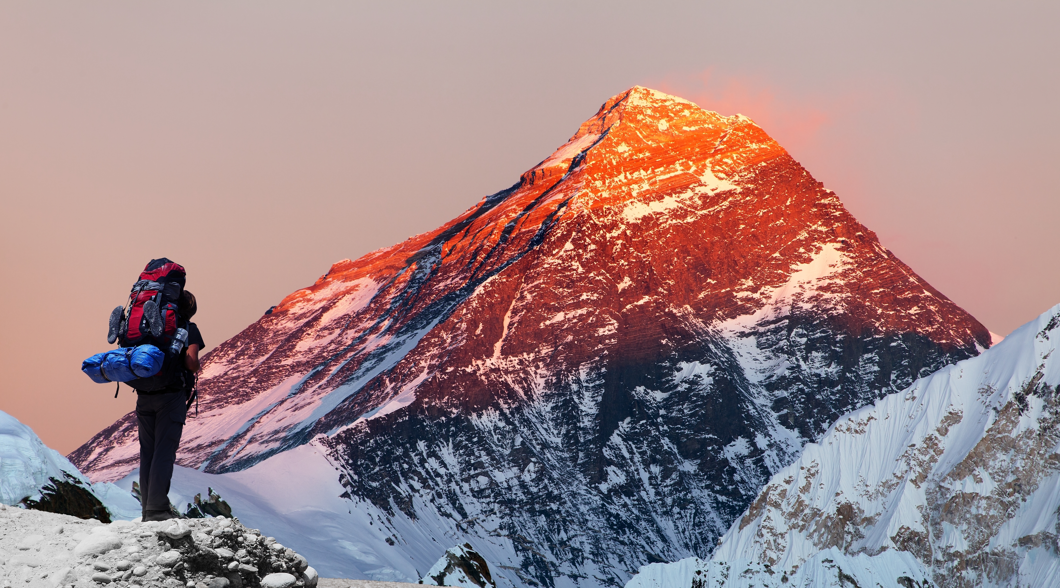 Doi alpiniști au primit interdicție de a vizita Muntele Everest, după ce s-a descoperit că nu au atins vârful