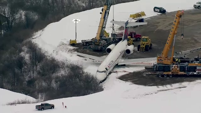 Un avion cu pasageri a ieșit de pe pistă și s-a oprit cu botul la marginea unei râpe, în SUA