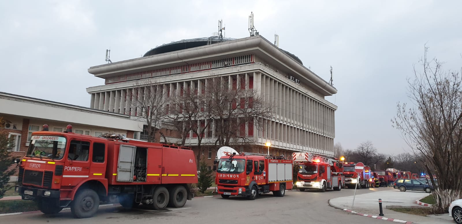 Incendiu izbucnit la Politehnica Bucureşti, cu degajări mari de fum din clădirea Rectoratului - Imaginea 1