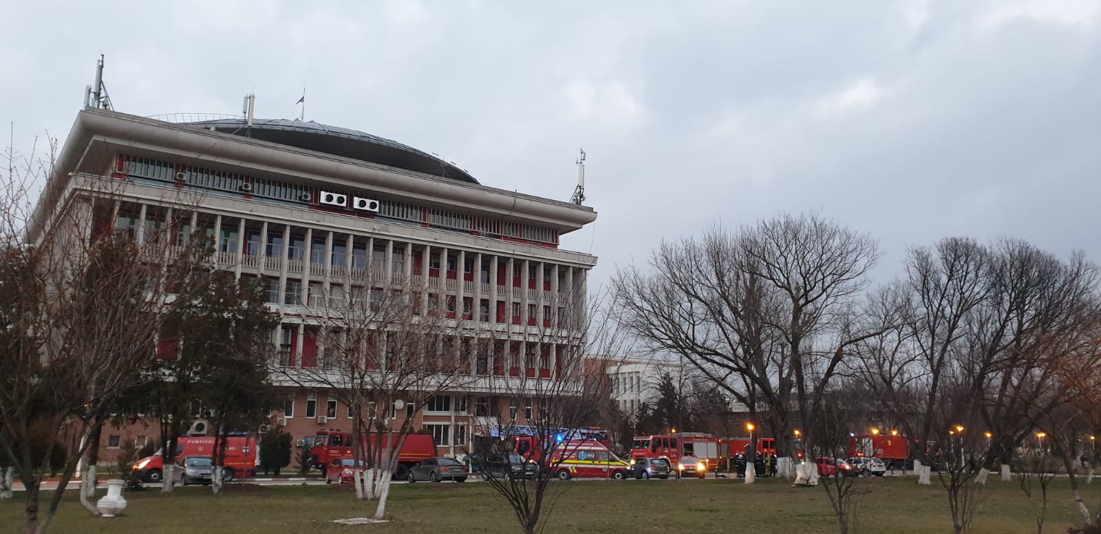 Incendiu izbucnit la Politehnica Bucureşti, cu degajări mari de fum din clădirea Rectoratului - Imaginea 2
