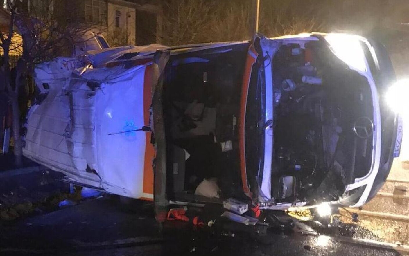 O ambulanţă care transporta o pacientă cu COVID s-a răsturnat în Vrancea. Femeia a murit