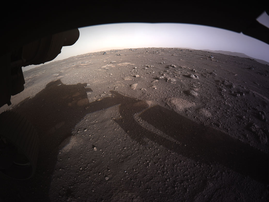 Ce se vede în primele fotografii trimise de robotul Perseverance de pe Marte către Pământ - Imaginea 2