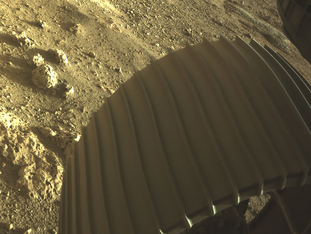 Ce se vede în primele fotografii trimise de robotul Perseverance de pe Marte către Pământ - Imaginea 3