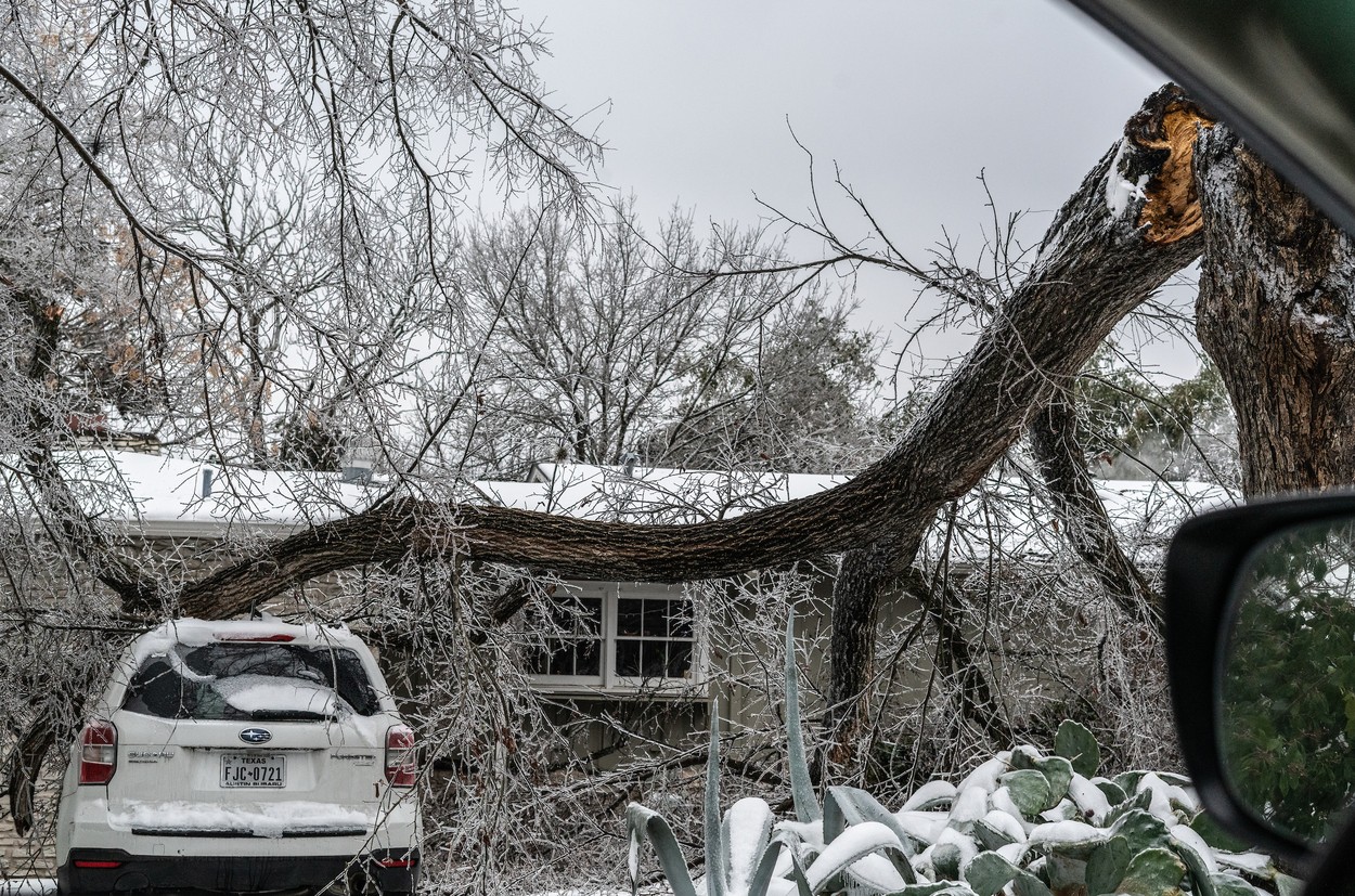 Frig și beznă în orașe întregi din SUA după furtuna de zăpadă. 58 de morți în Texas
