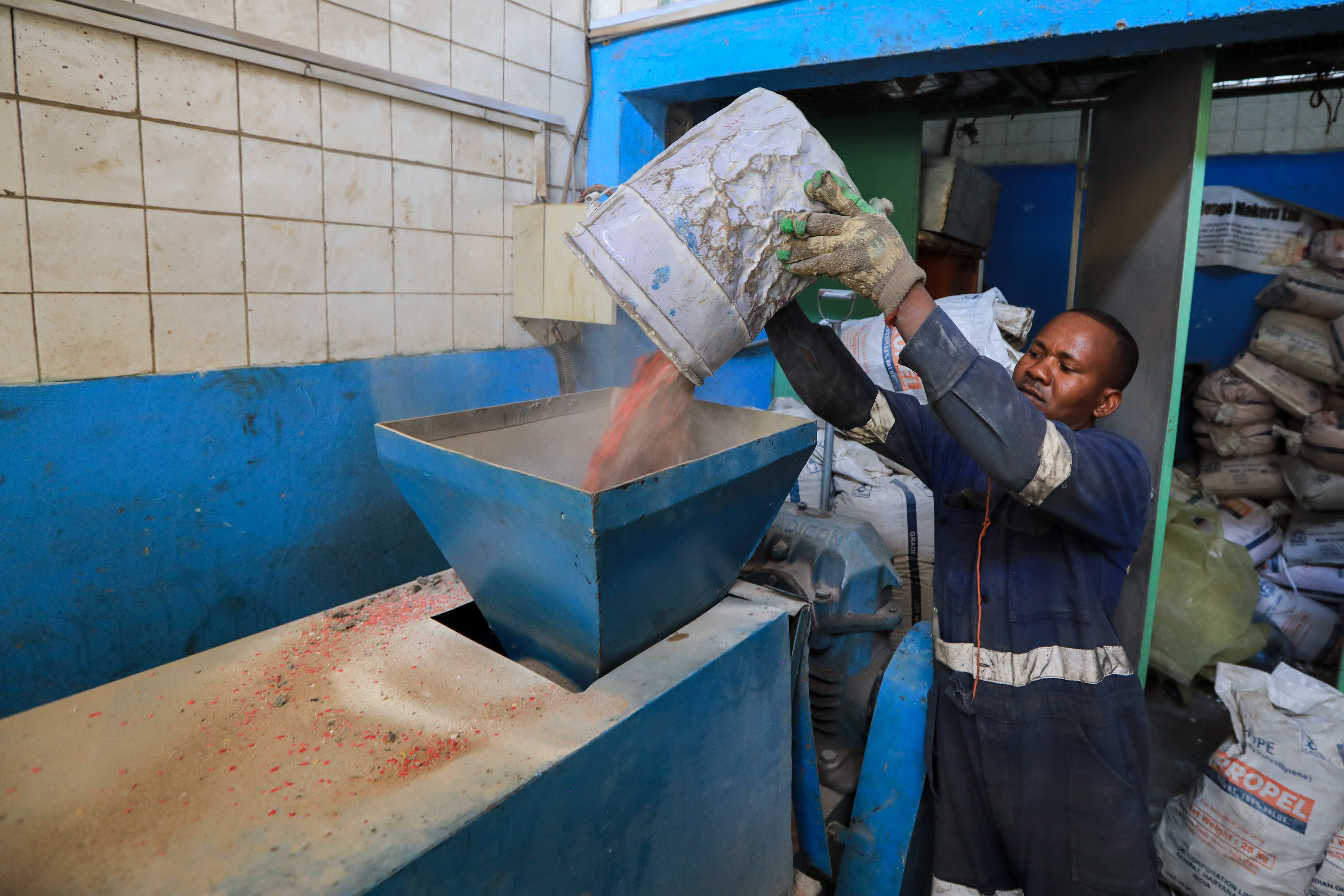 Cum a reușit o tânără din Kenya să recicleze cantități uriașe de plastic pentru a realiza cărămizi mai dure decât cimentul - Imaginea 1