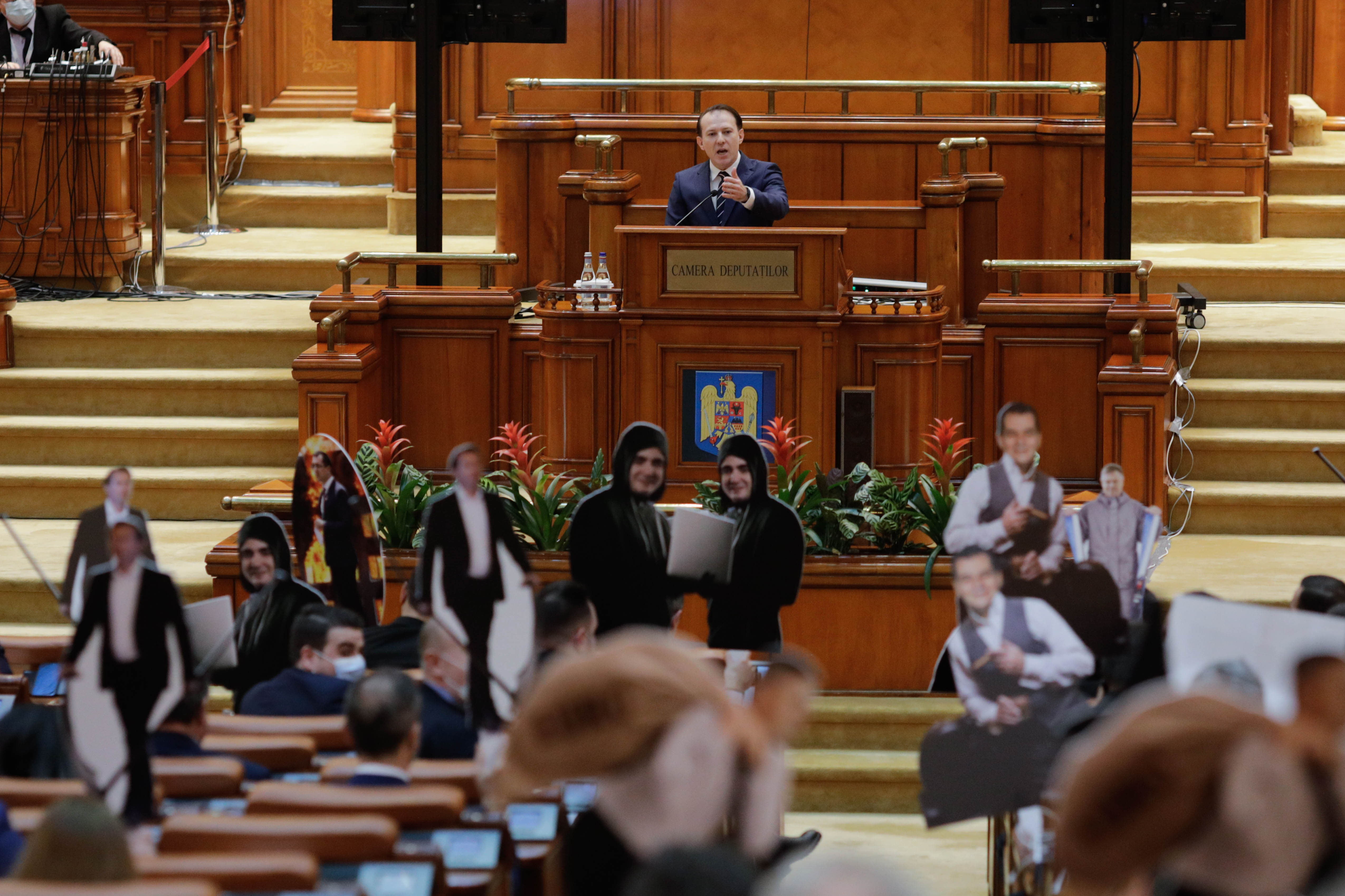 Circ în Parlament. Premierul Cîțu: ”M-au invitat să vadă cât rezist la înjurăturile lor” - Imaginea 8
