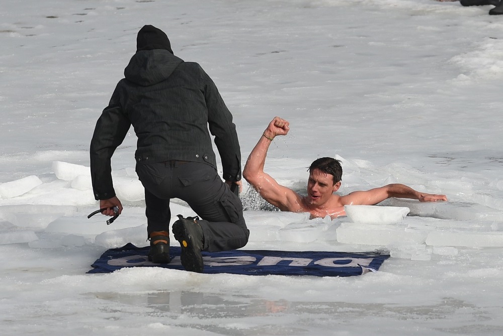VIDEO. Un bărbat din Cehia a bătut recordul mondial la înot pe sub gheață