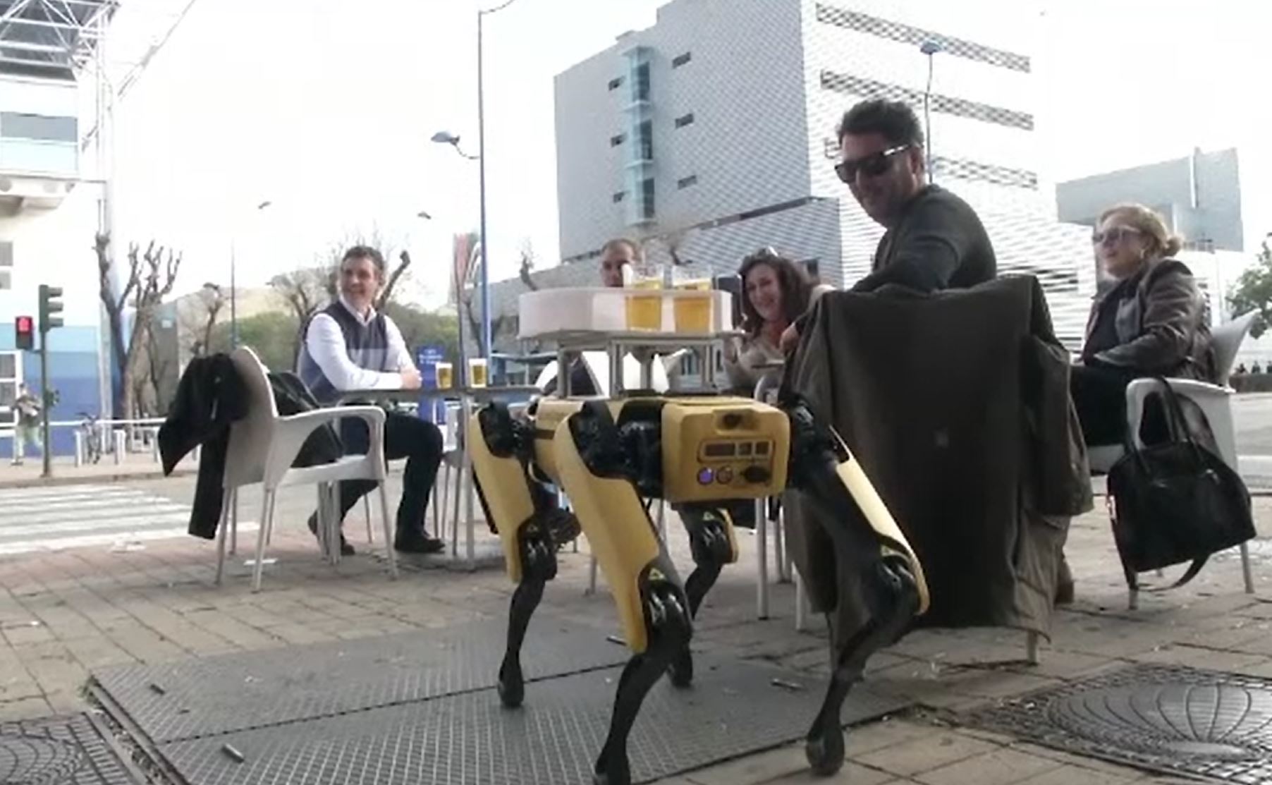 Chelnerii și barmanii, înlocuiți de roboți în mai multe localuri din Sevilla. Ce părere au clienții