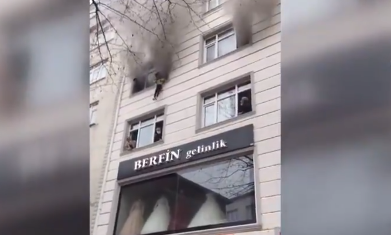 VIDEO. Patru copii, aruncați de la etajul 3 de mama lor pentru a-i salva dintr-un incendiu, în Turcia