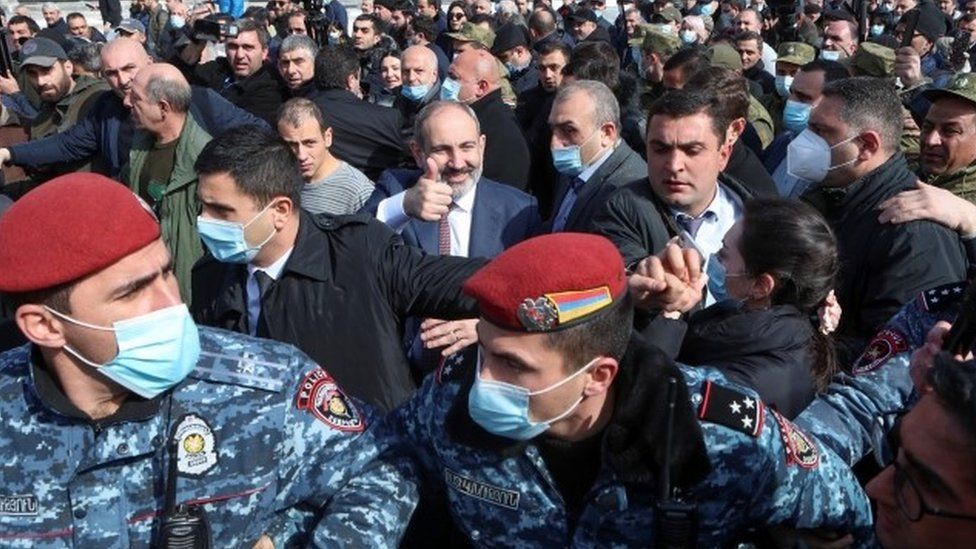 Tensiuni la cote maxime în Armenia. Premierul cheamă civilii în stradă, după ce armata i-a cerut demisia