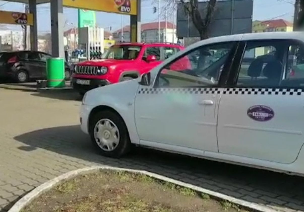 Taximetristă din Timișoara, lovită cu o sticlă de doi clienți pe care nu a vrut să-i ia în maşină