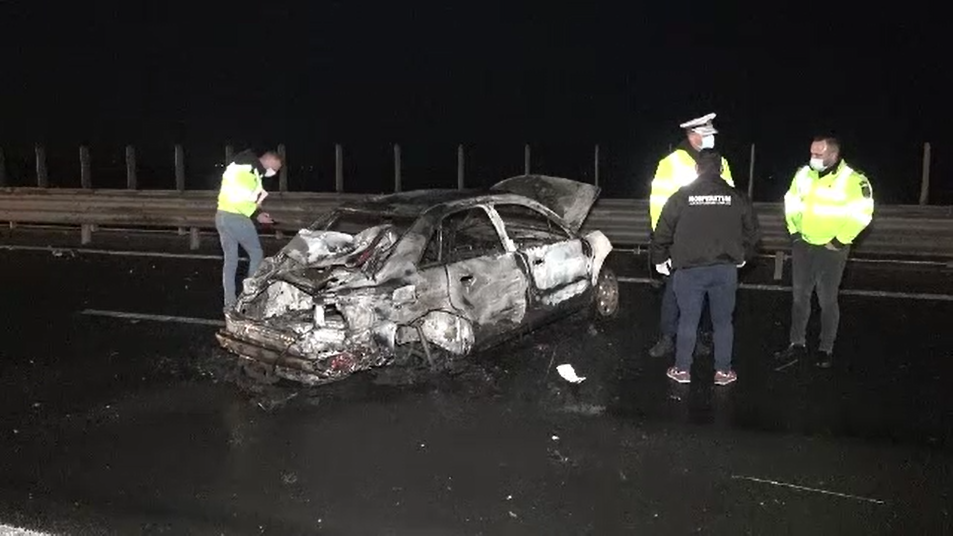 Accident cu 2 morți, provocat de un șofer fără permis pe Autostrada Arad-Timișoara. Mașina în care se aflau a luat foc