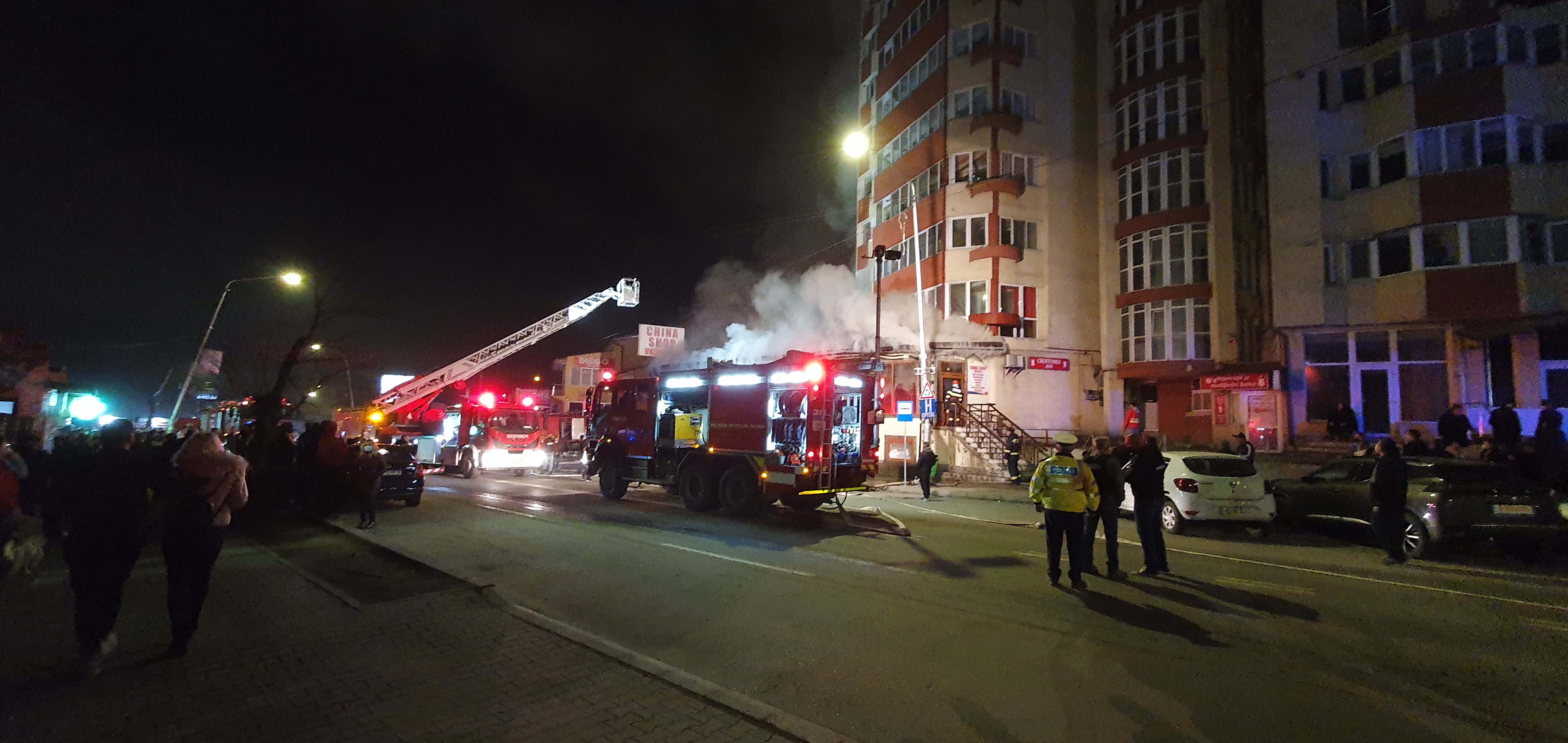 Incendiu puternic în Petroșani. Un magazin aflat lângă un bloc de locuințe a luat foc. VIDEO - Imaginea 3