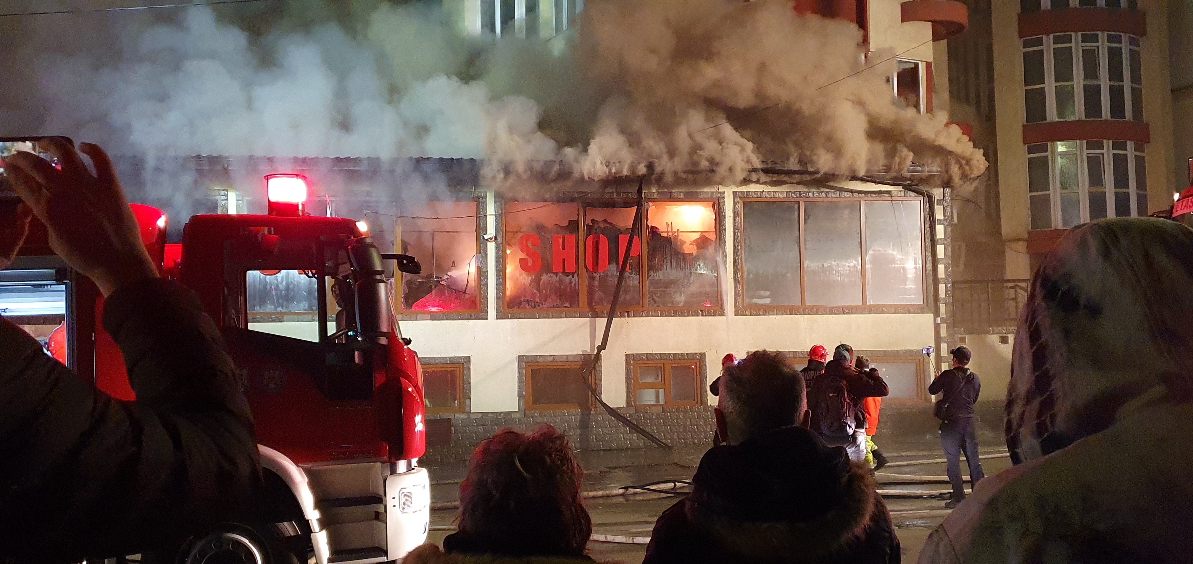 Incendiu puternic în Petroșani. Un magazin aflat lângă un bloc de locuințe a luat foc. VIDEO - Imaginea 5