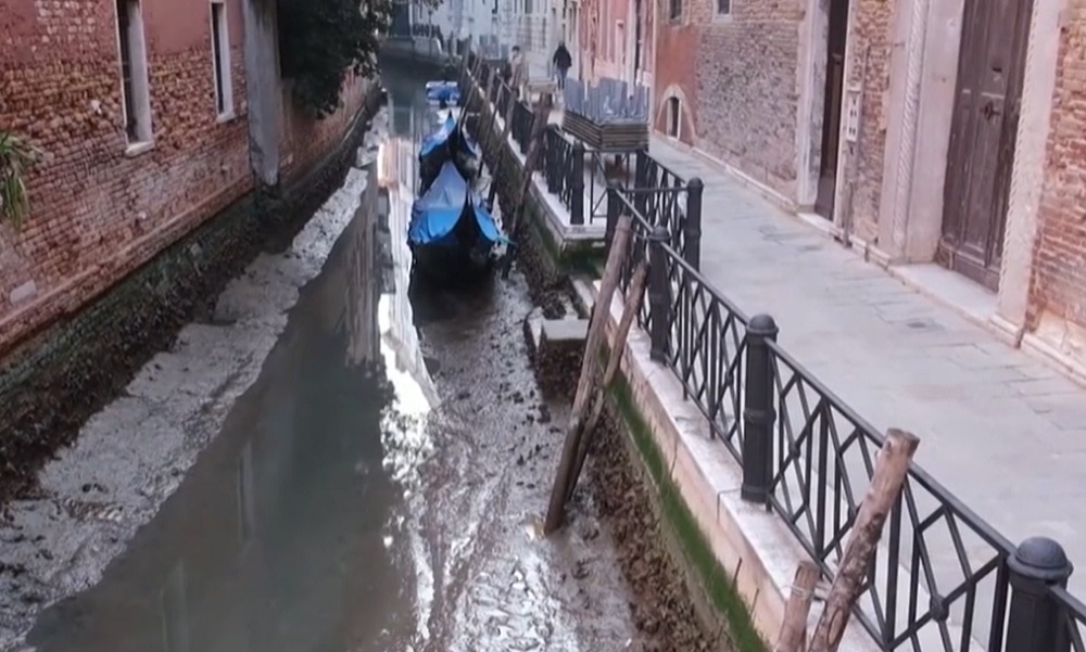 VIDEO. Veneția a ajuns în noroi, după ce canale au secat din cauza mareei joase