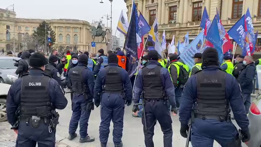 Jandarmeria face apel la poliţiştii care protestează în Bucureşti să respecte măsurile sanitare anti-COVID