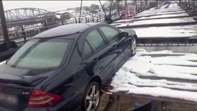 Un tânăr din Maramureș care fugea de poliție rămas cu mașina suspendată pe un pod neterminat