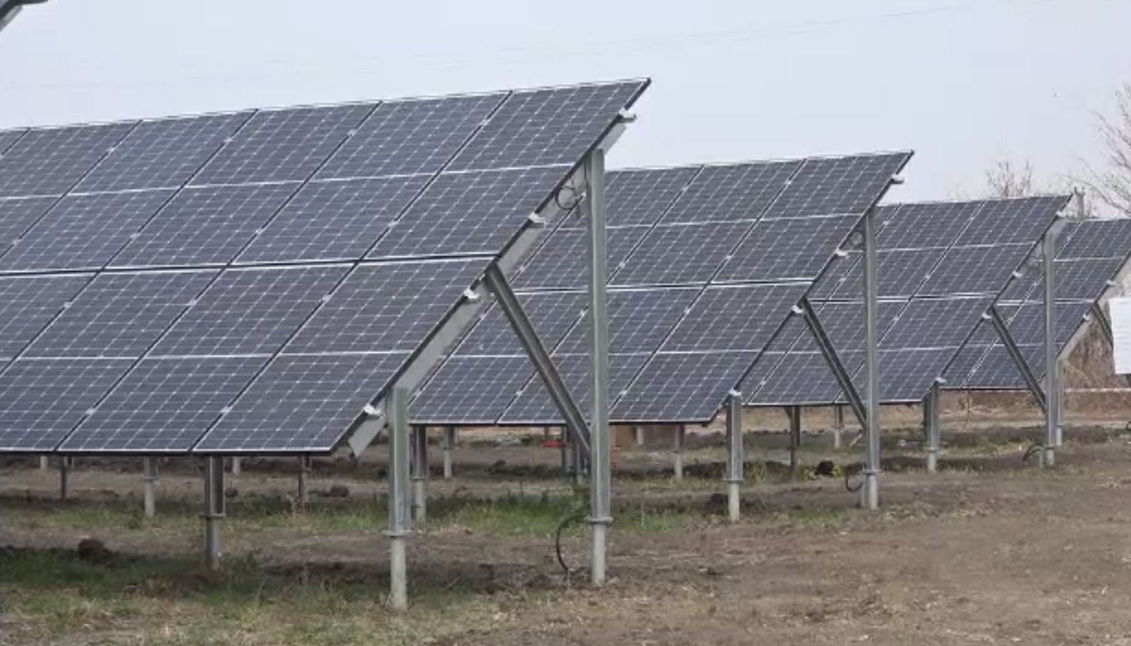 Legea pentru transformarea terenurilor neroditoare în câmpuri de panouri solare a trecut de Senat