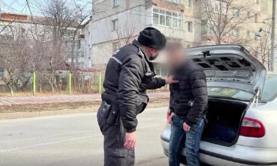 Un bărbat din Botoșani a avut parte de șocul vieții. Omul a găsit în portbagajul mașinii sale un tânăr care dormea