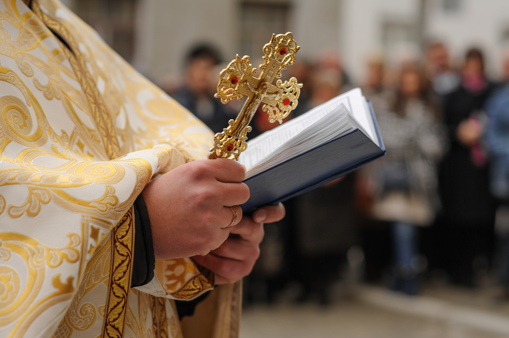 Preot hărțuit de o femeie care pretindea că episcopul a întreținut relații sexuale cu ea. Ce i-a făcut timp de o lună de zile