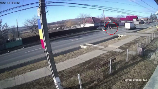 O fetiță a fost lovită de o mașină chiar în fața casei. Totul a fost filmat. VIDEO