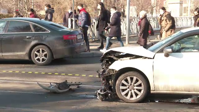 Accident cu mai multe mașini, în Cluj Napoca, după ce două dintre ele circulau pe contrasens. Situația bizară din intersecție