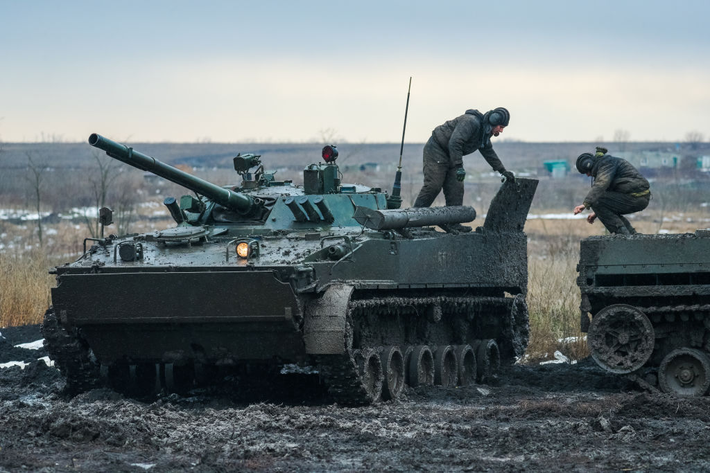 VIDEO. Mai multe tancuri rusești, blocate în noroi lângă granița cu Ucraina