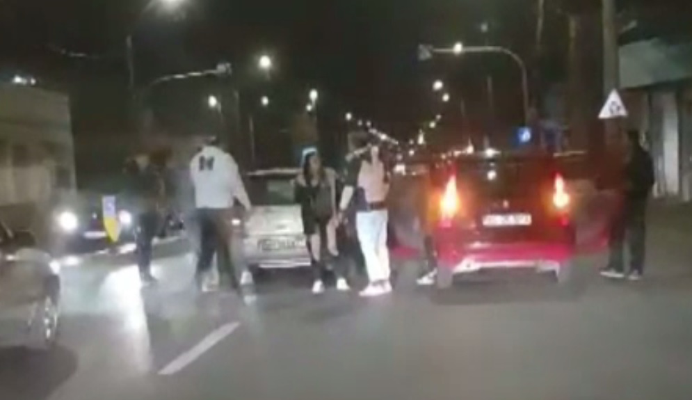 Șase băieți și o fată s-au bătut pe o stradă din Pitești, după ce două mașini s-au tamponat