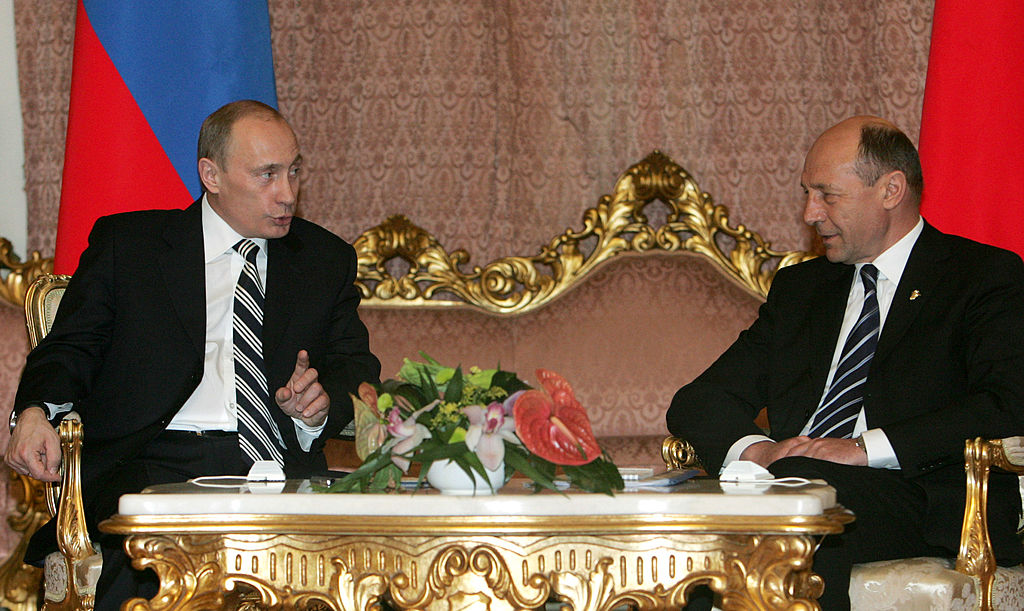 Traian Băsescu: „Bătăușul de la Kremlin trebuie oprit! Occidentul refuză să scoată Rusia din sistemul SWIFT”