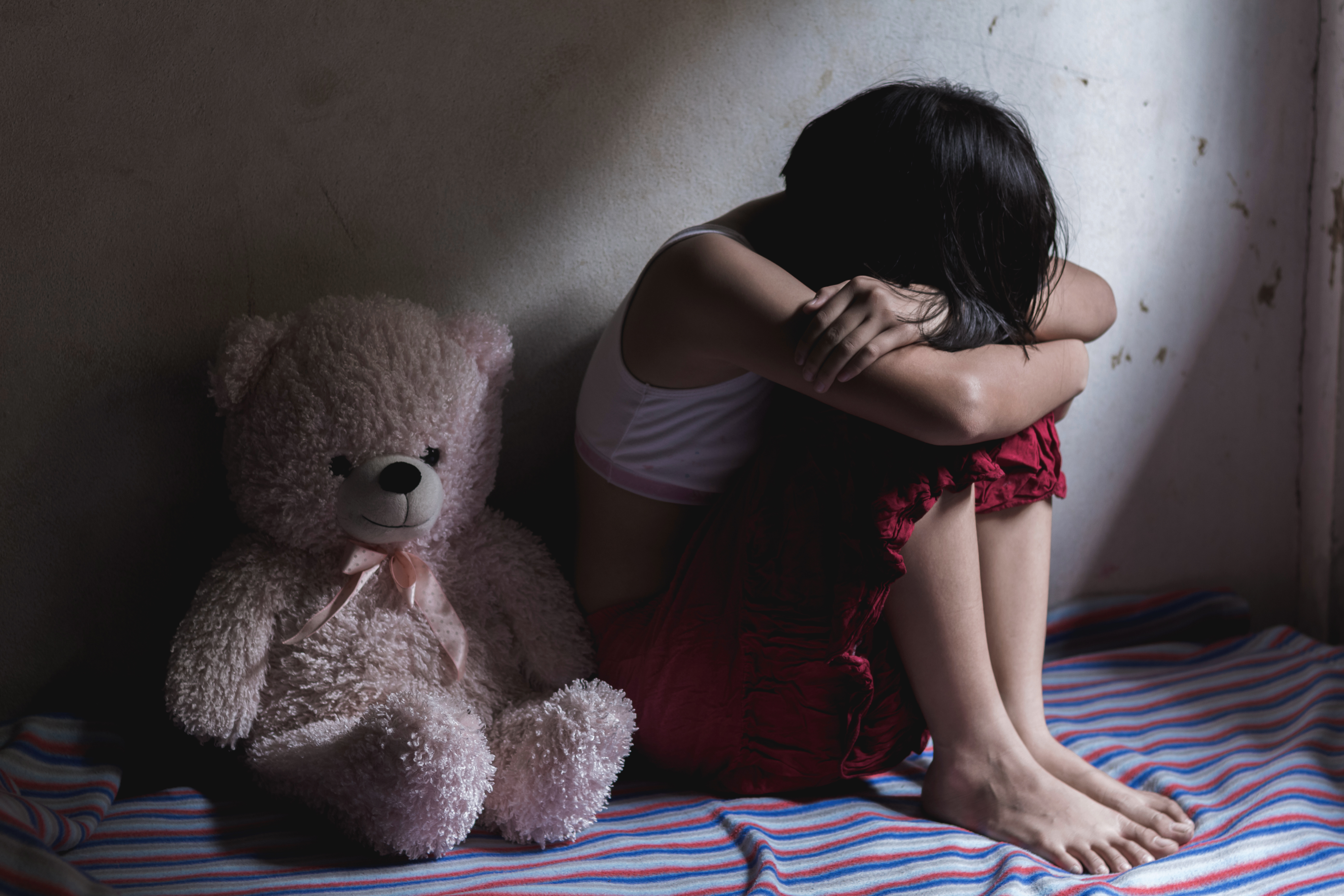 Chinurile îngrozitoare la care a fost supusă o fetiță de 8 ani de către părinți. Pedeapsa acestora a fost redusă drastic