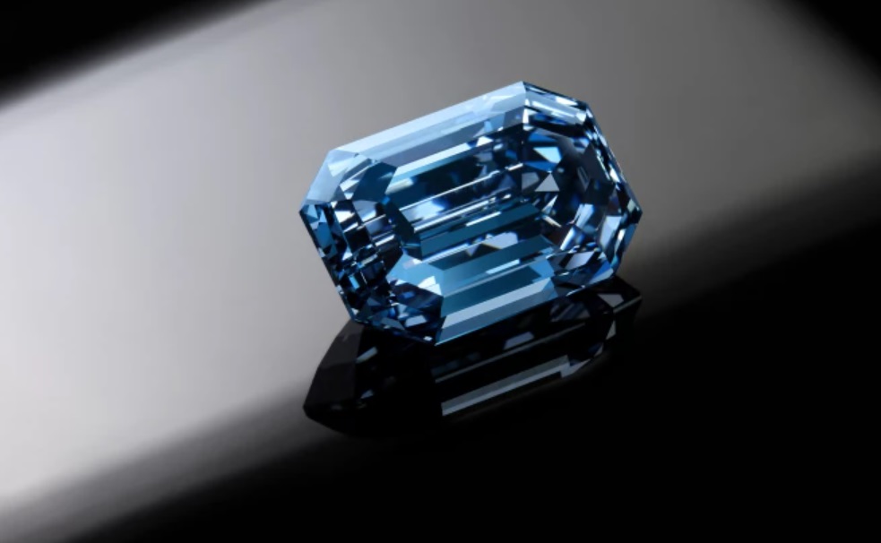 Un diamant albastru rar, estimat la 48 de milioane de dolari, scos la licitaţie în aprilie