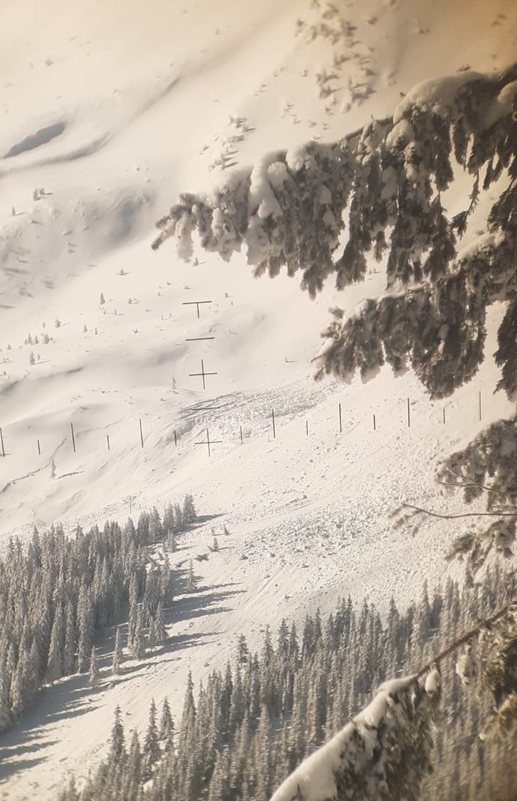 O avalanșă de mari dimensiuni a afectat cabana Puzdrele din Munții Rodnei. GALERIE FOTO - Imaginea 6