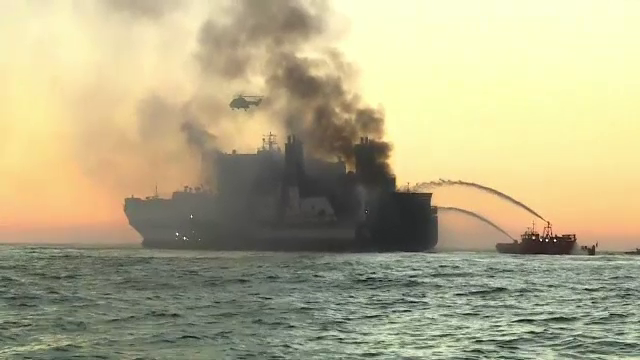 Posibilă poluare provocată de feribotul italian care a luat foc în apropiere de Corfu