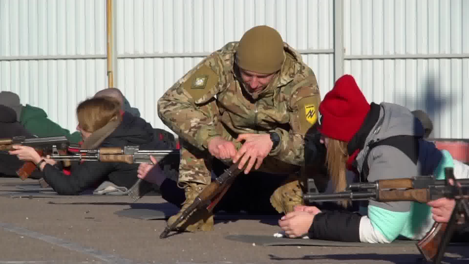 VIDEO. Ucrainenii se antrenează împotriva rușilor cu Azov, o unitate militară pro-nazistă - Imaginea 3