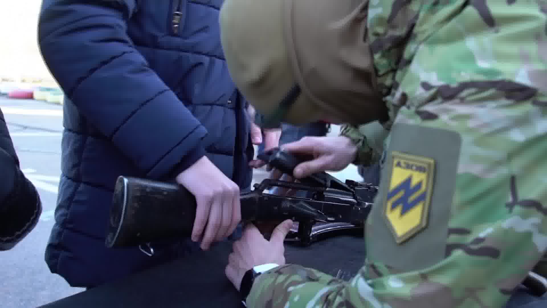 VIDEO. Ucrainenii se antrenează împotriva rușilor cu Azov, o unitate militară pro-nazistă - Imaginea 4