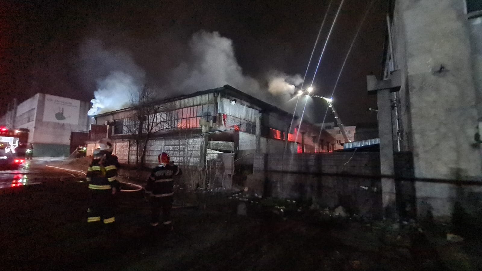 Incendiu într-o hală comercială din Jilava. Degajări mari de fum. Momentan nu au fost semnalate victime
