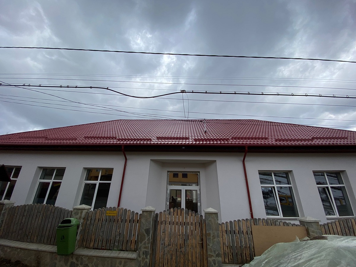 Școala din Lădăuți a fost renovată. 124.000 de livrări prin OLX au salvat unitatea de învățământ - Imaginea 2