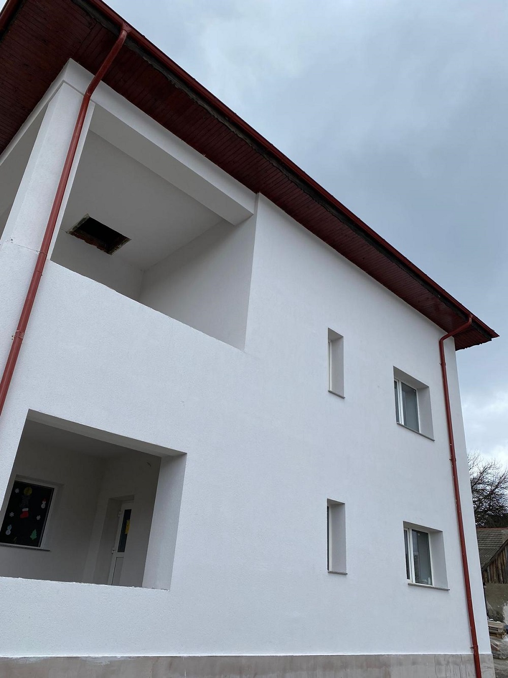Școala din Lădăuți a fost renovată. 124.000 de livrări prin OLX au salvat unitatea de învățământ - Imaginea 3