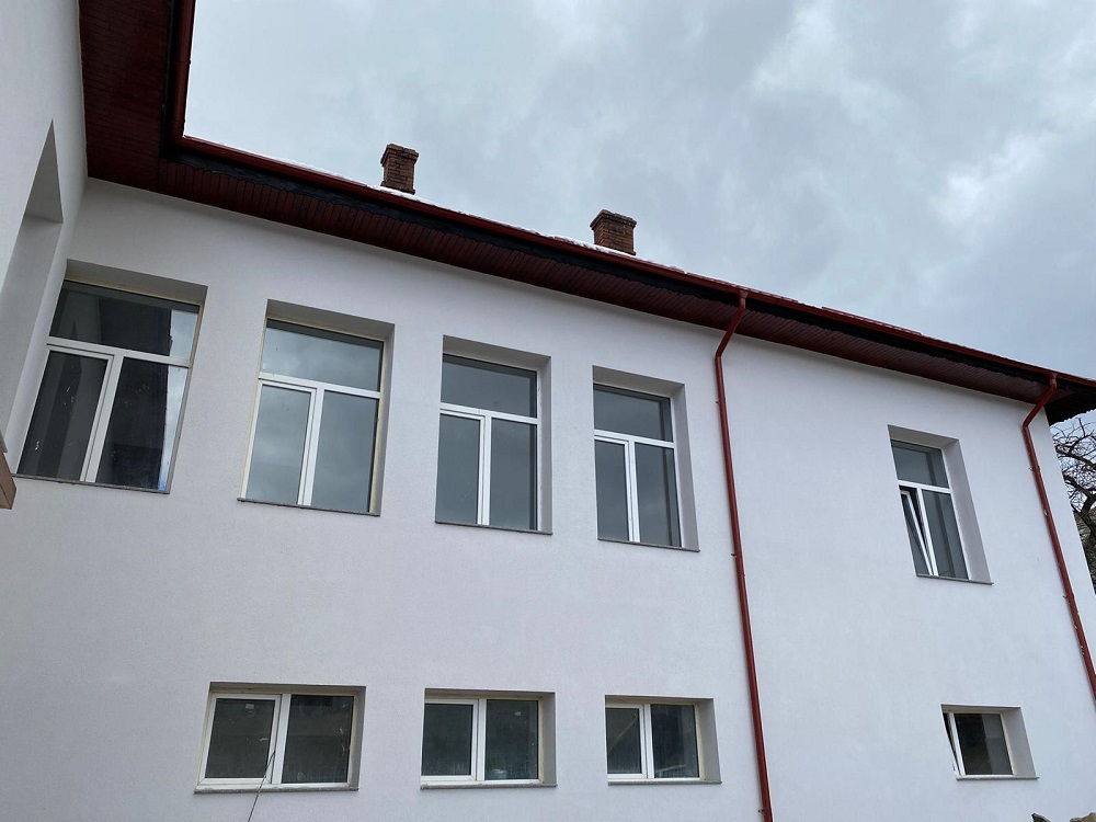 Școala din Lădăuți a fost renovată. 124.000 de livrări prin OLX au salvat unitatea de învățământ - Imaginea 5