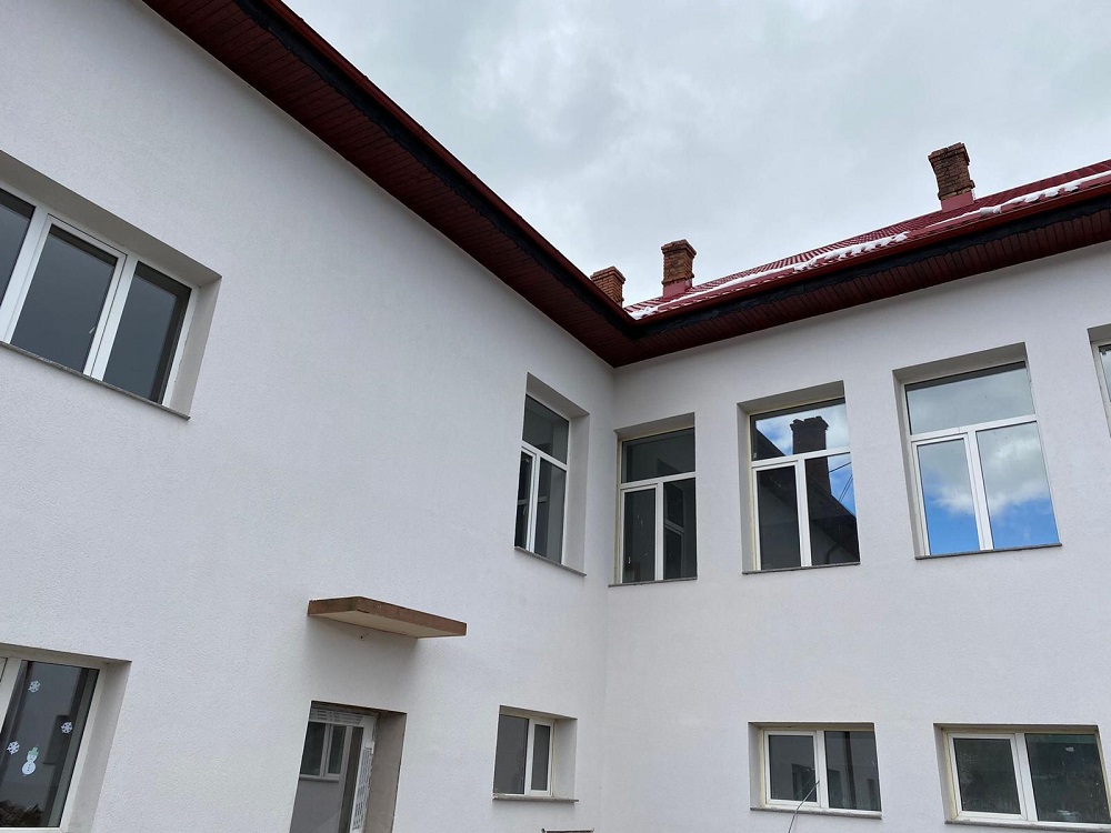 Școala din Lădăuți a fost renovată. 124.000 de livrări prin OLX au salvat unitatea de învățământ - Imaginea 7