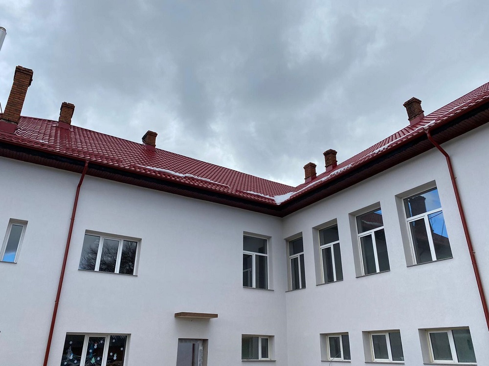 Școala din Lădăuți a fost renovată. 124.000 de livrări prin OLX au salvat unitatea de învățământ - Imaginea 8