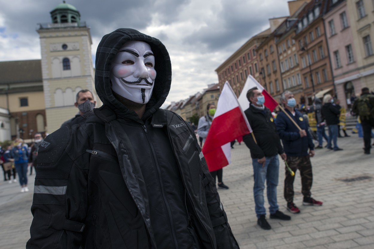 Gruparea de hackeri Anonymus a declarat război Rusiei și a atacat site-urile rusești