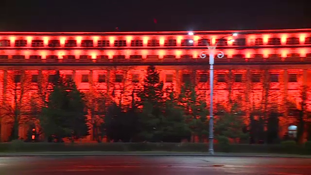 Zeci de clădiri emblematice din toată țara au fost luminate în portocaliu de Ziua Cancerului. GALERIE FOTO - Imaginea 1