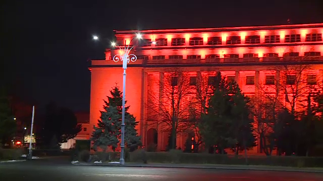 Zeci de clădiri emblematice din toată țara au fost luminate în portocaliu de Ziua Cancerului. GALERIE FOTO - Imaginea 4