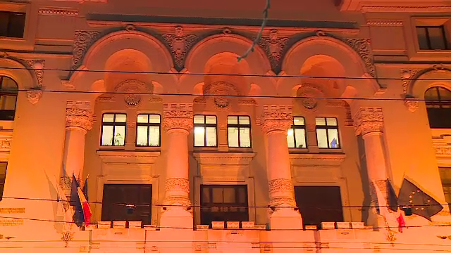 Zeci de clădiri emblematice din toată țara au fost luminate în portocaliu de Ziua Cancerului. GALERIE FOTO - Imaginea 6
