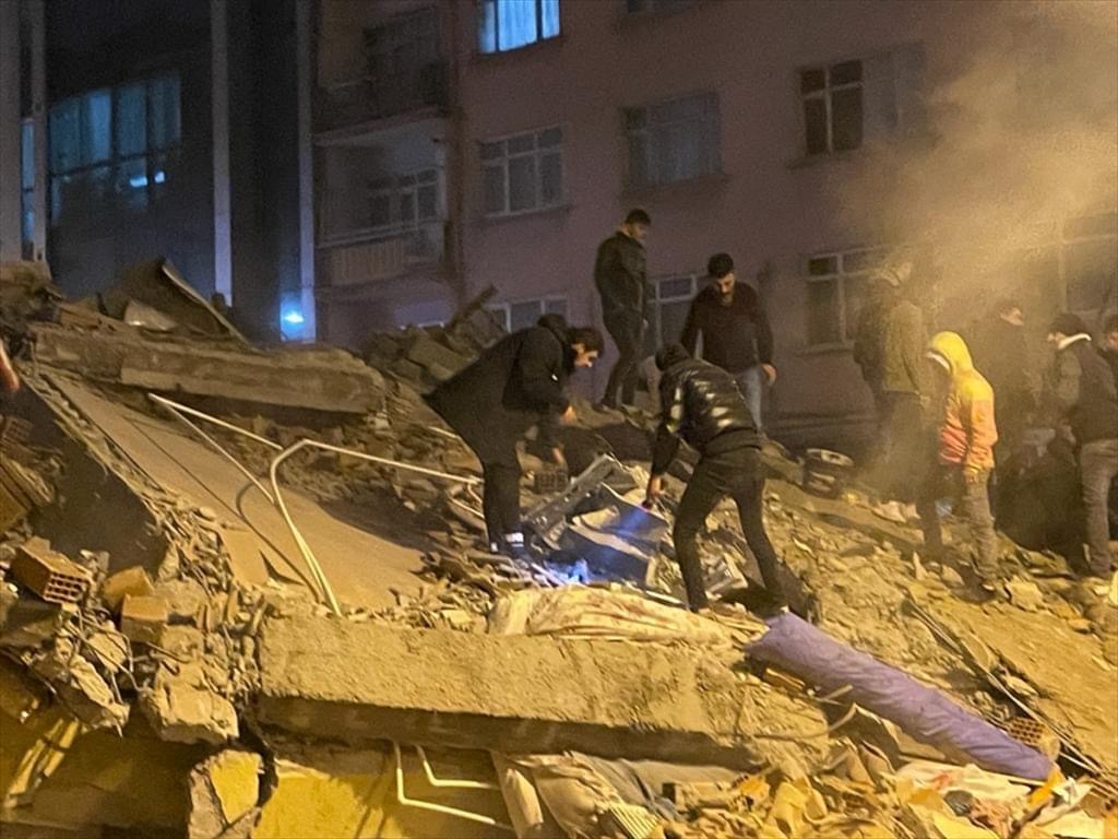 GALERIE FOTO. Imaginile dezastrului, după cutremurele din Turcia. Clădiri rase de pe fața Pământului, oameni sub dărâmături - Imaginea 23