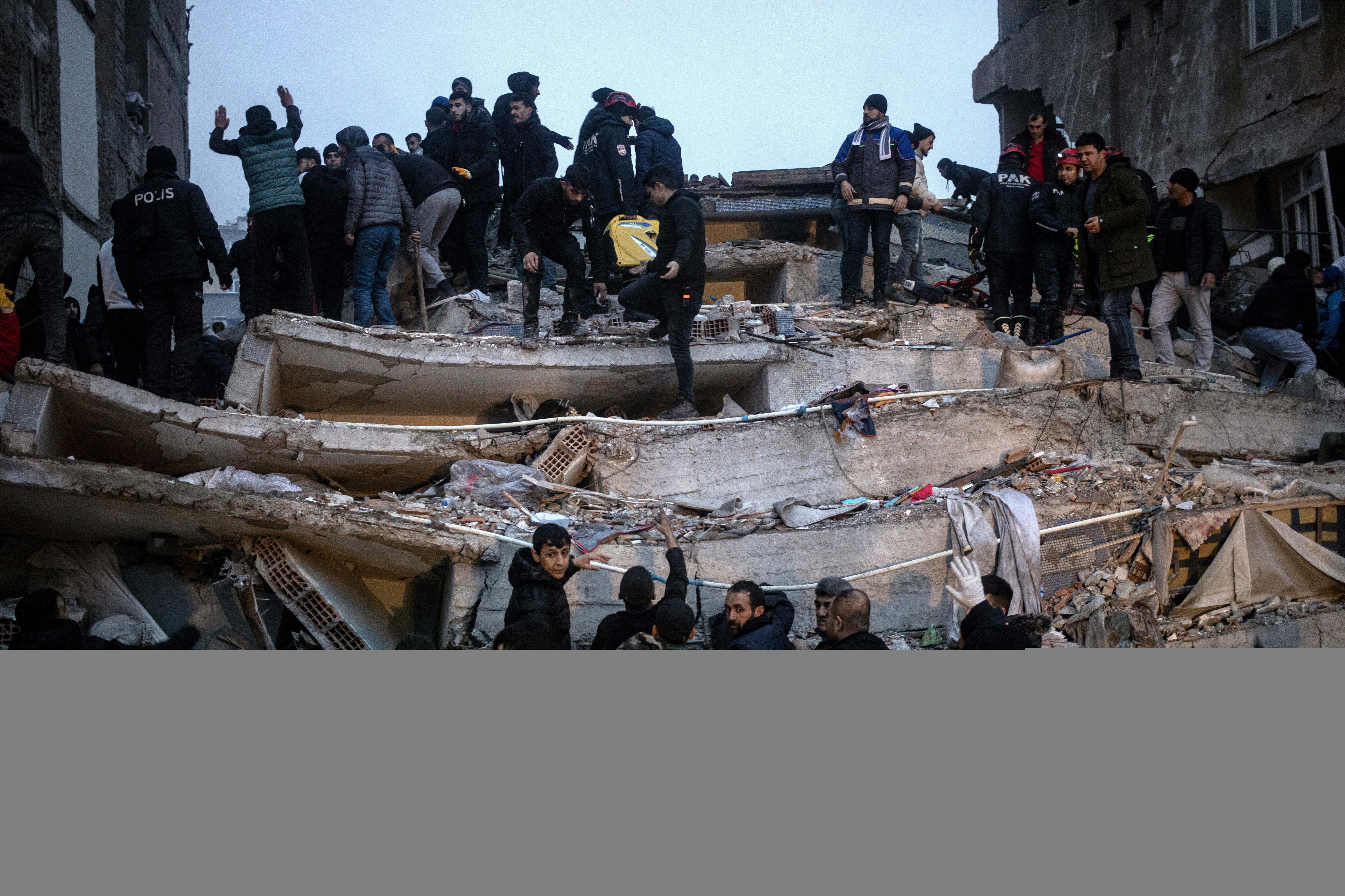 GALERIE FOTO. Imaginile dezastrului, după cutremurele din Turcia. Clădiri rase de pe fața Pământului, oameni sub dărâmături - Imaginea 22