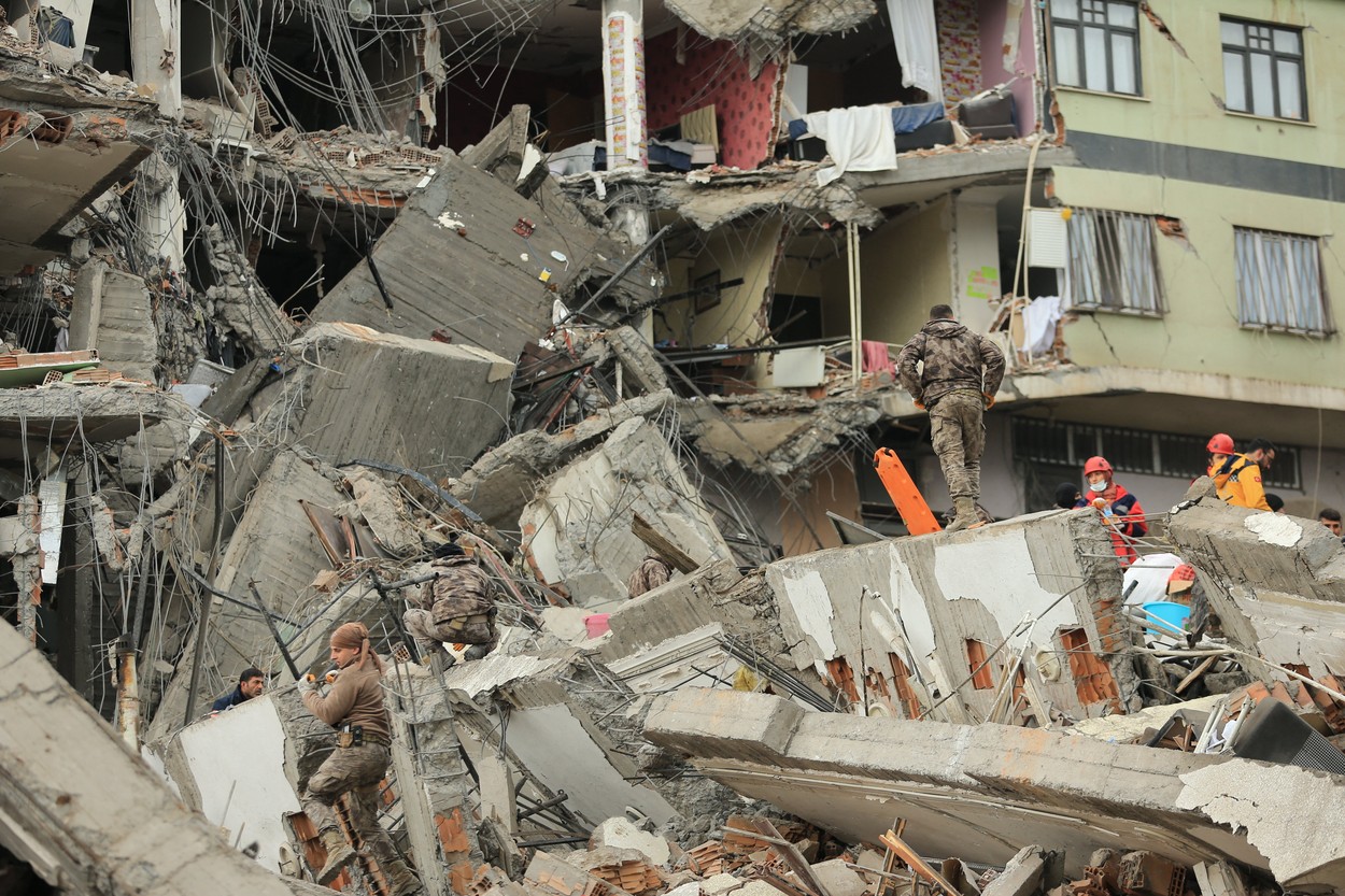 GALERIE FOTO. Imaginile dezastrului, după cutremurele din Turcia. Clădiri rase de pe fața Pământului, oameni sub dărâmături - Imaginea 21